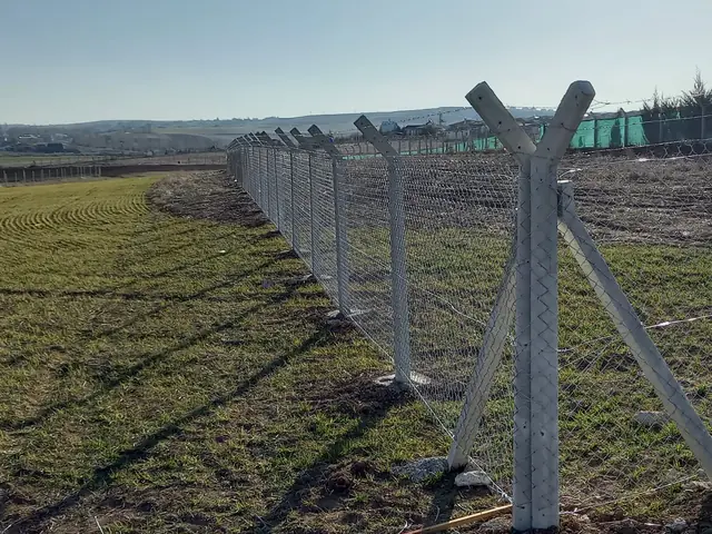 Y kollu beton direkler ve payandalı köşe direğiyle kurulmuş galvaniz tel örgü çit